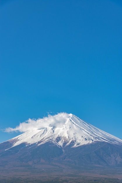 Closeup coberto de neve do Monte Fuji Mt Fuji no fundo do céu azul claro