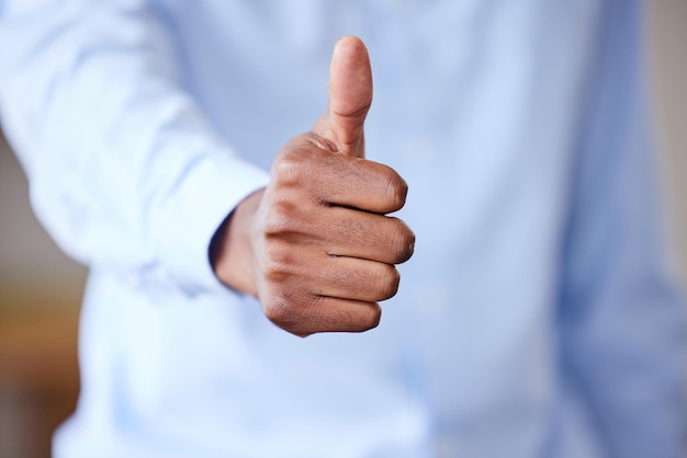 Closeup como ou polegar para cima para conquista de motivação ou sinal de apoio Emoji de mão para sim acordo ou ícone para vencedor obrigado ou objetivo com feedback de dedo de revisão de elogio ou boas notícias para a vitória