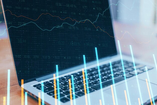 Closeup de la computadora con el gráfico de divisas