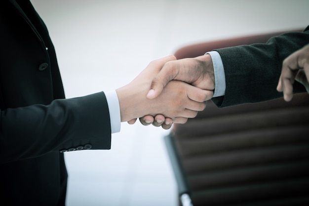 Closeup.confident Handshake-Geschäftspartner. das Konzept der Partnerschaft.