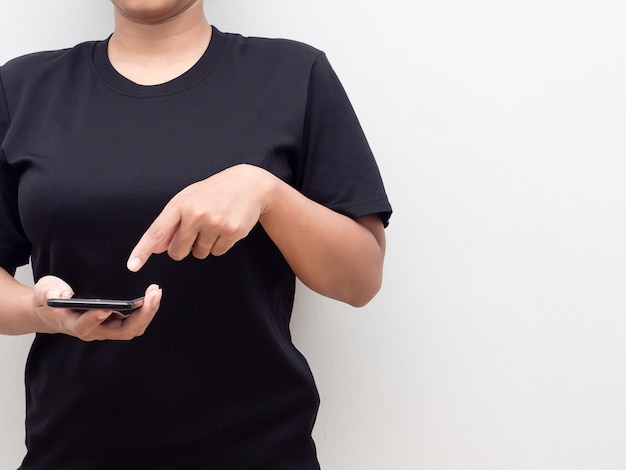 Closeup corpo mulher camisa preta tela sensível ao toque em seu telefone celular com espaço de cópia fundo branco