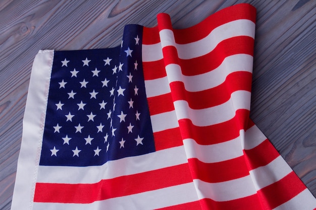 Closeup da bandeira dos estados unidos em fundo cinza de madeira