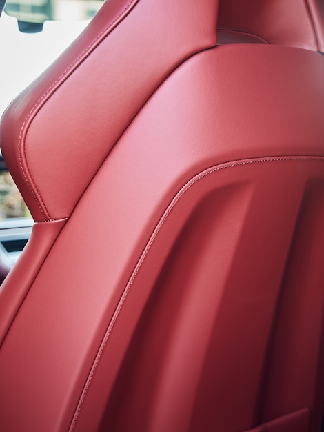 Closeup da cadeirinha de couro vermelho de um carro esporte moderno