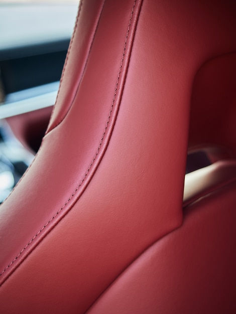 Foto closeup da cadeirinha de couro vermelho de um carro esporte moderno