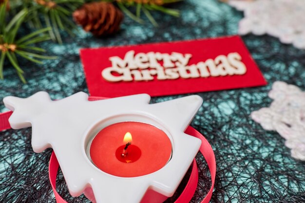 Closeup da composição de natal de galhos de pinheiro e pinhas árvore de natal e flocos de neve