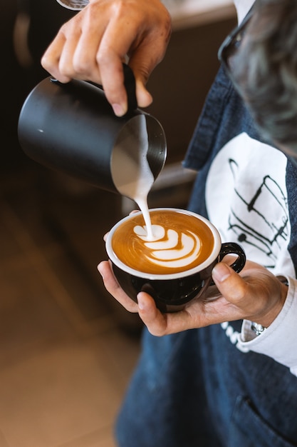 Closeup da mão de um barista