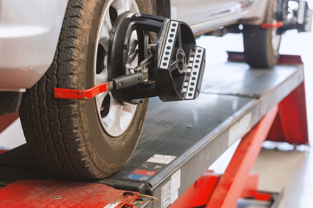 Closeup da máquina de balanceamento de rodas no centro de serviço de pneus