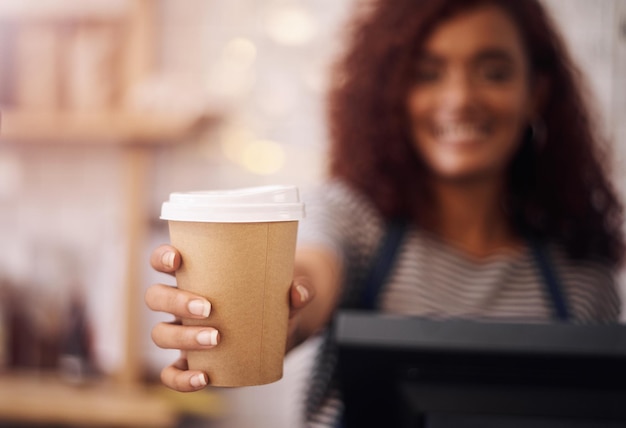 Closeup da mulher garçonete e serviço de xícara de café na cafeteria restaurante loja e indústria alimentícia Mãos do servidor barista e dando cappuccino latte e pedido de café expresso para catering de bebidas