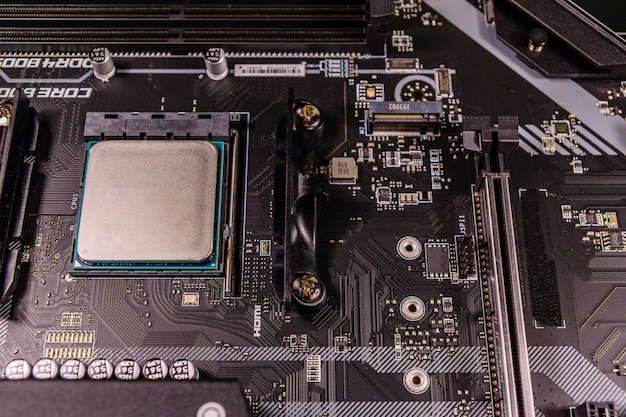 Closeup da nova placa-mãe de computador moderno com cpu instalado