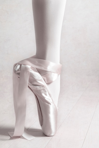 Closeup da perna de bailarina em ponto com fitas desamarradas