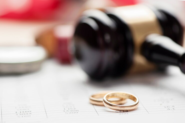 Foto closeup de alianças de casamento com martelo de martelo no fundo