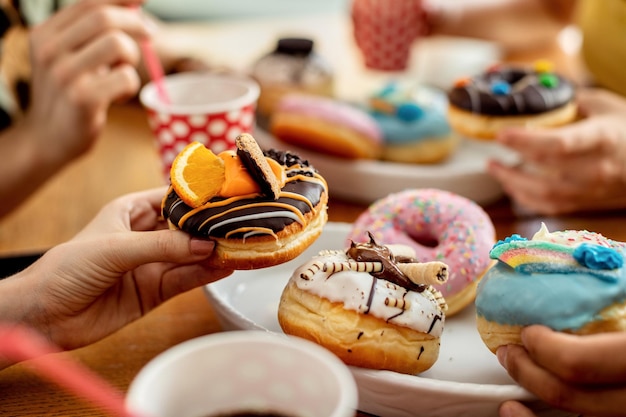 Closeup de amigos comendo rosquinhas