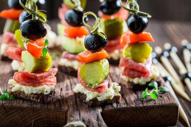 Closeup de aperitivo saudável com legumes e ervas