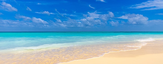 Closeup de areia na praia e céu azul de verão. Paisagem panorâmica da praia. Mar de praia tropical vazio