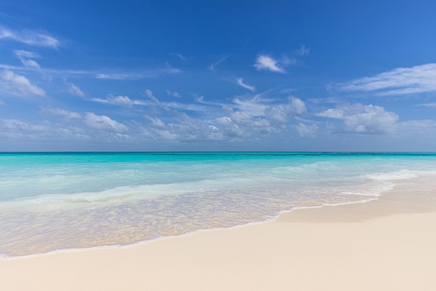 Closeup de areia na praia e céu azul de verão. Paisagem panorâmica da praia. Mar de praia tropical vazio