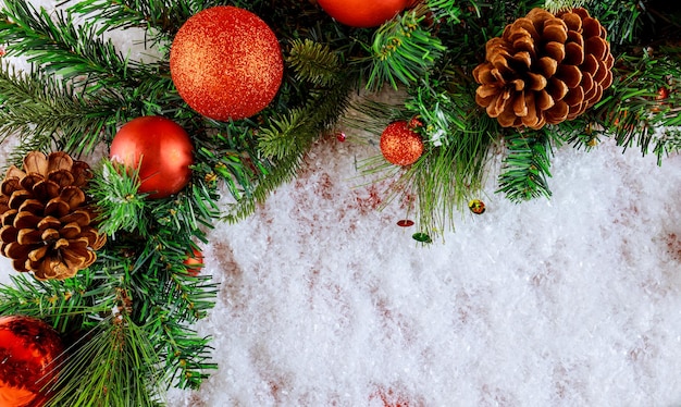 Closeup de árvore de Natal com floco de neve. Feriado de natal e ano novo