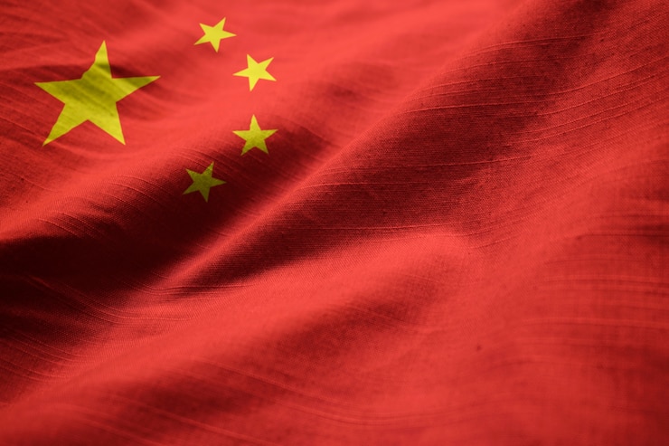 Foto closeup, de, babados, bandeira china, china, bandeira, soprando, em, vento