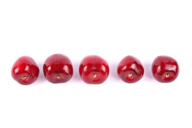 Closeup de bagas doces Cerejas vermelhas doces suculentas isoladas no fundo branco Conceito de comida saudável