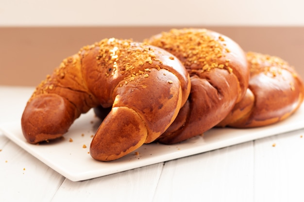 Closeup de bagels na mesa, croissant caseiro