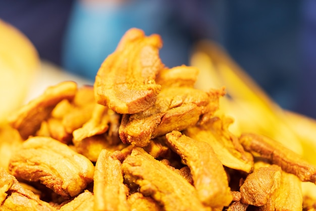 Closeup de barriga de porco frita com molho de peixe e ervas, mercado de comida de rua tailandesa