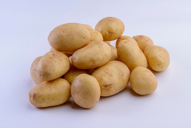 Closeup de batatas isolado no fundo branco Foto de estúdio