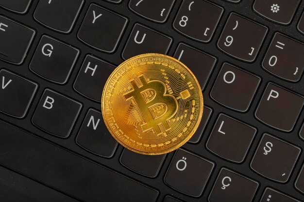 Closeup de bitcoin no teclado do computador