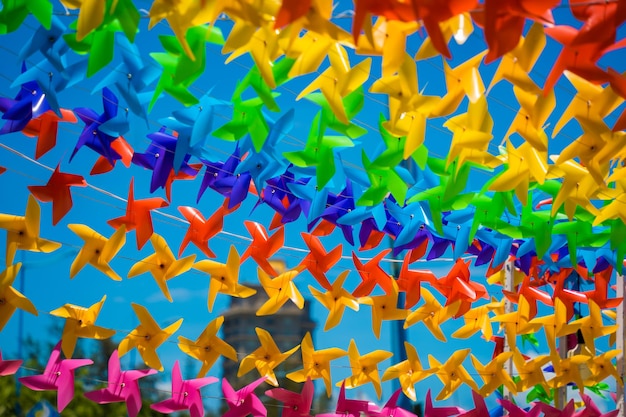 Foto closeup de brinquedos multicoloridos cata-vento moinhos de vento de brinquedo colorido