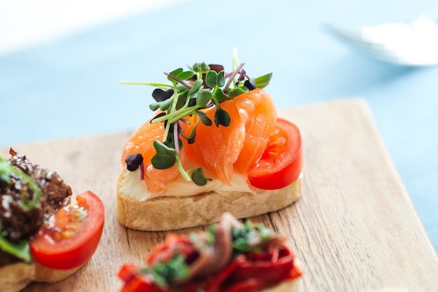 Closeup de bruschetta de salmão e tomate com ervas