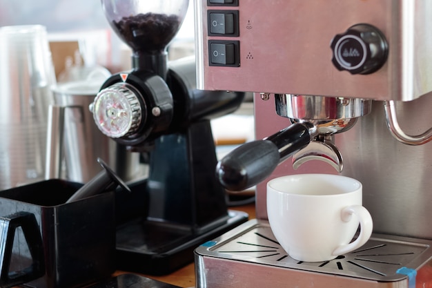 Foto closeup, de, café expresso, preparar, em, máquina café