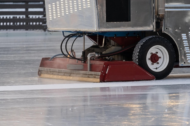 Closeup de carro de máquina de recondicionamento de gelo, polimento e nivelamento de manutenção de gelo de pista de gelo para esportes ao ar livre.