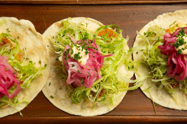 Closeup de comida mexicana típica de tacos, vista de cima.