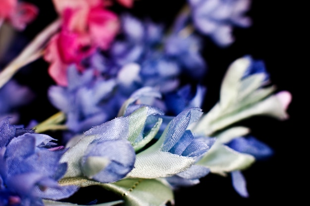 Closeup de cornflower azul falso artificial, isolado em um fundo preto