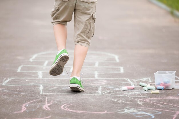 Vetores de Jogos Infantis Ao Ar Livre Brincadeiras Infantis Isoladas  Atividades Divertidas Sobre A Natureza Hopscotch Garota De Desenho Animado  Pegar Borboleta No Playground Conjunto Vetorial Total e mais imagens de Jogo