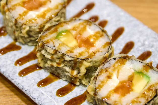 Closeup de culinária japonesa de rolos de sushi em um prato