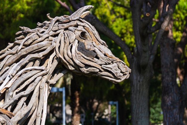 Closeup de decorações de rua Cabeça de cavalo feita de varas de madeira