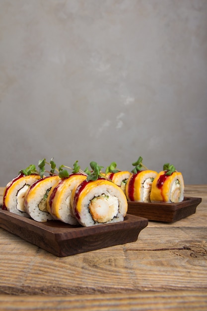 Foto closeup de deliciosa comida japonesa com sushi roll