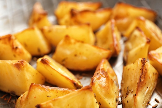 Closeup de deliciosas batatas assadas no forno