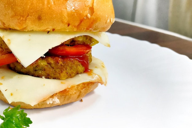 Closeup de delicioso hambúrguer caseiro fresco com aloo tikki ou queijo ou cebola e tomate
