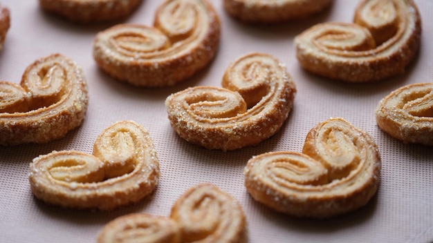 Closeup de deliciosos biscoitos de massa folhada com açúcar polvilha sobremesas caseiras e padaria