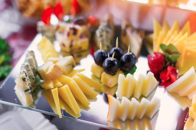 Closeup de diferentes tipos de queijo decorado com uvas e s