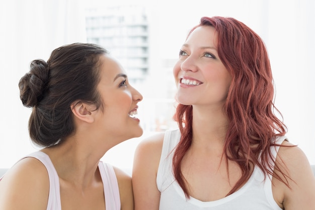 Closeup de duas lindas jovens amigas sorridentes