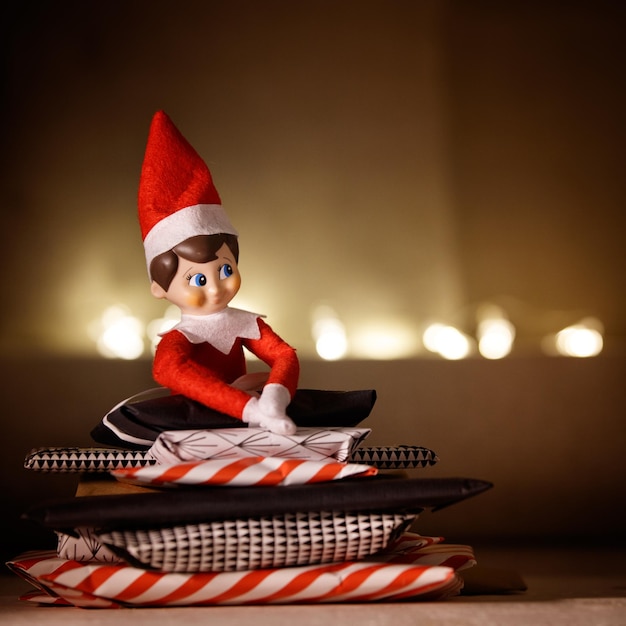 Closeup de Elf com presentes para o calendário do advento no fundo da mesa de madeira Conceito de celebração