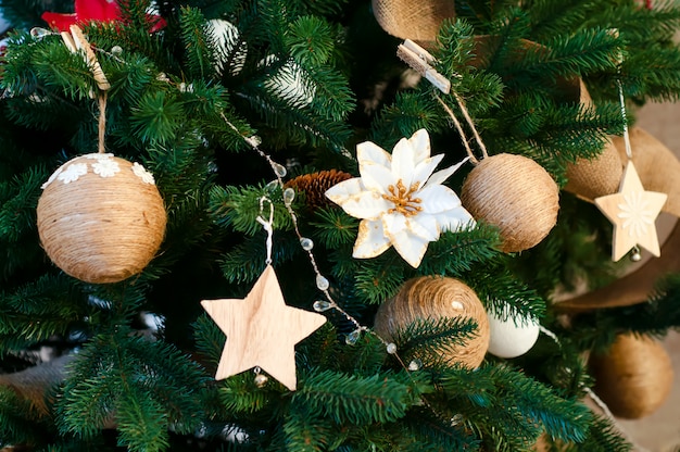 Closeup de enfeites de árvore de Natal.