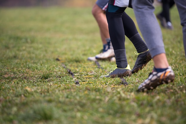 closeup de exercícios de equipe de futebol americano jovem em brocas de escada no campo