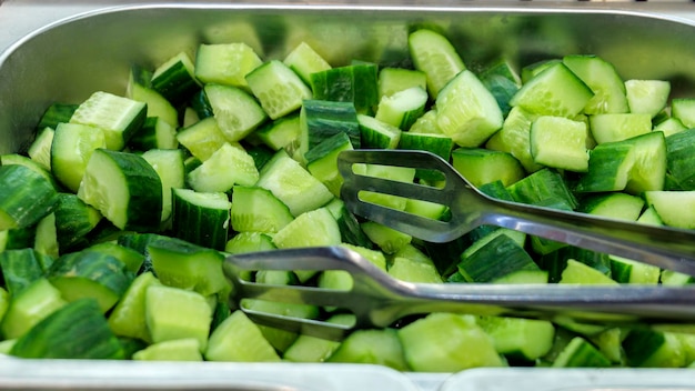 Closeup de fatias de pepino verde buffet