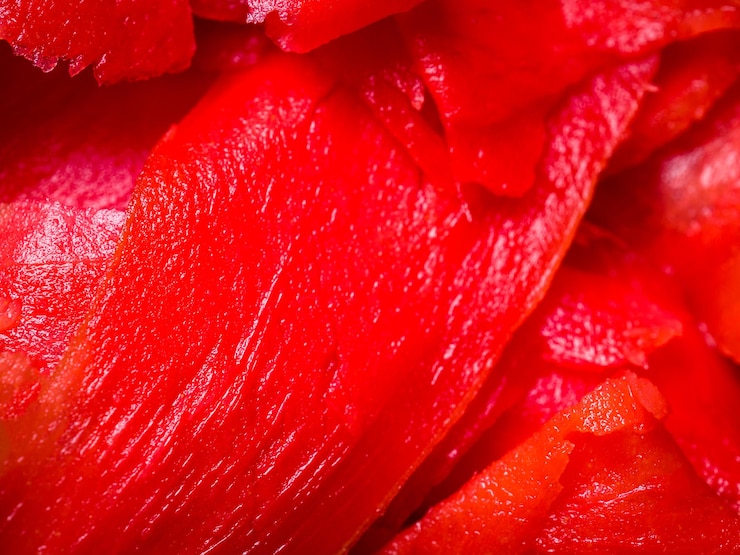 Foto closeup de fatias vermelhas de gengibre fresco em conserva