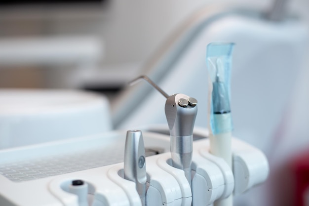 closeup de ferramentas de clínica odontológica de dentista em consultório