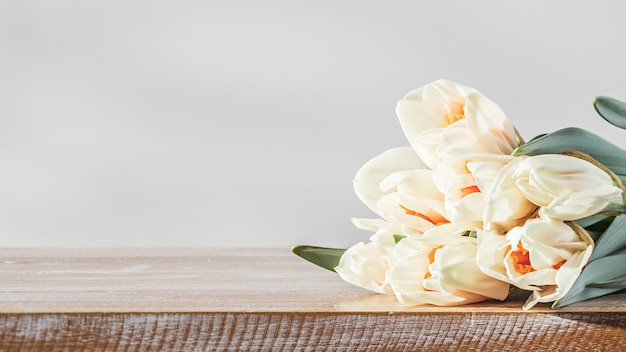 Closeup de flores de narcisos da primavera na mesa de madeira