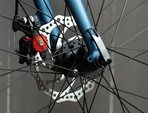 Closeup de freios a disco de bicicleta. Quebrar o sistema em bicicleta de estrada.