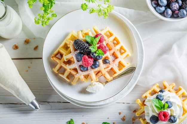 Closeup de frutas caseiras com waffles e chantilly